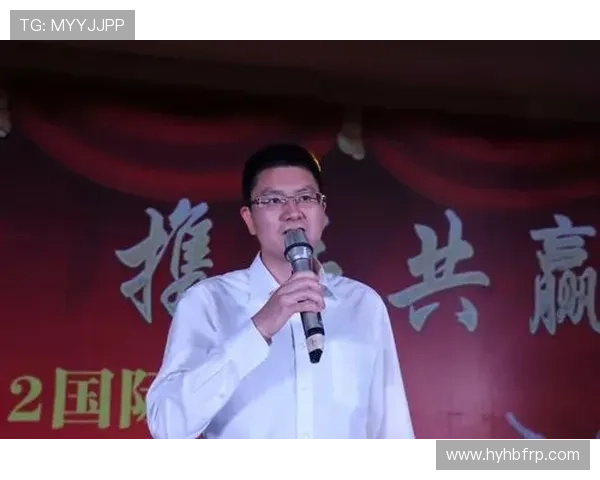 刘东身穿山西训练服在训练师指导下专注投篮训练展现职业精神